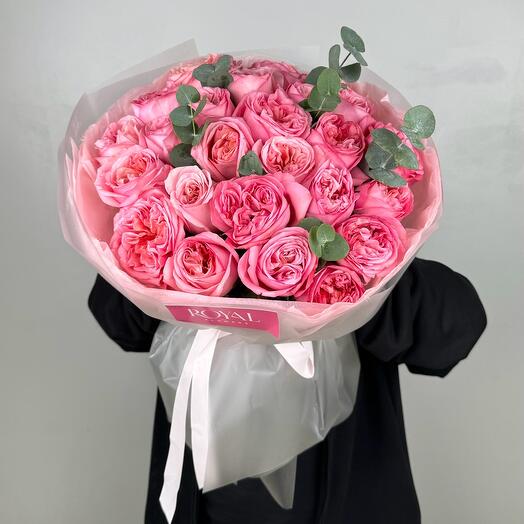 Стильный букет из 25 роз с эвкалиптом