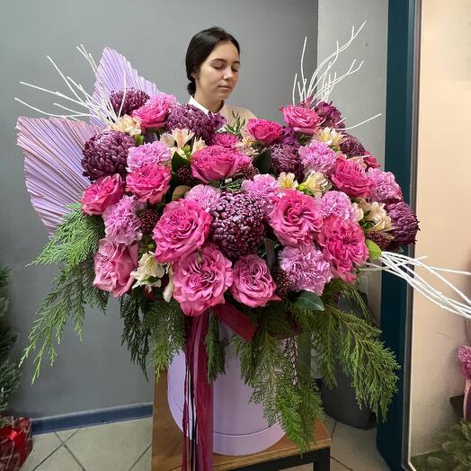 Hellas giant box with peony-shaped roses, alstroemeria and chrysanthemum curlers