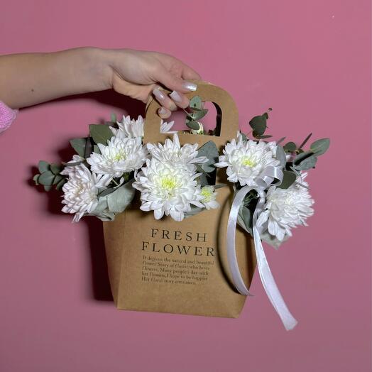 Bolso con crisantemos de arbusto blanco y eucalipto