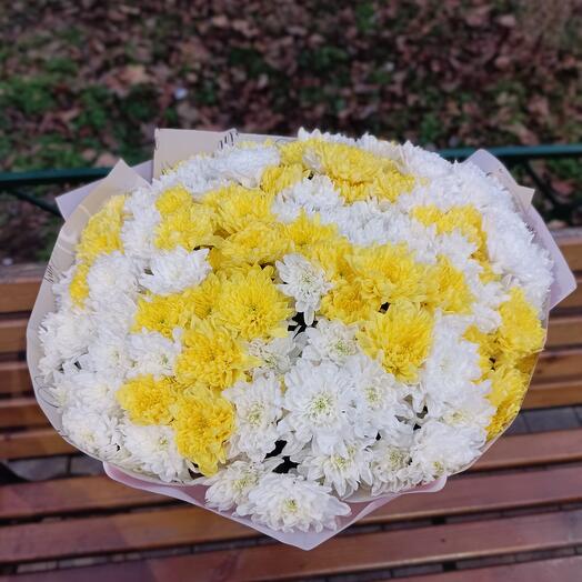 Букет пышных кустовых хризантем