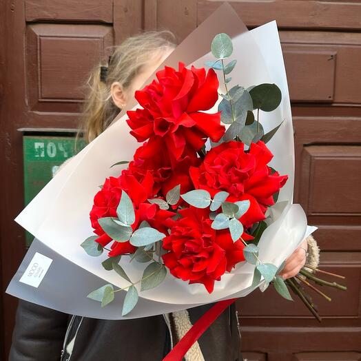 Букет из французской розы с эвкалиптом