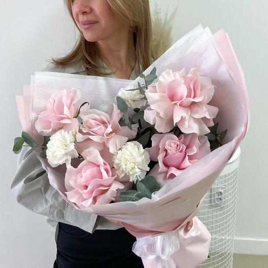 Розы французские с диантусами и эвкалиптом