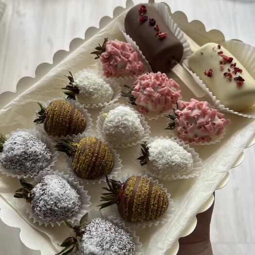 Клубника и бананы в молочном и белом шоколаде
