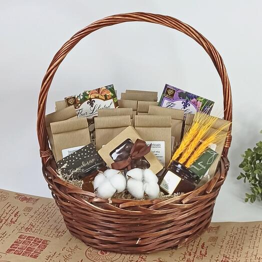 Большая корзина с чаем: 16 видов, 2 шоколада, 2 мармелада