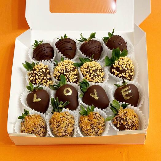 Клубника в темном шоколаде  «Love» 9/16-20 шт