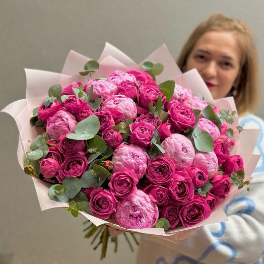 Большой дофаминовый букет: пионы и пионовидные розы кустовые