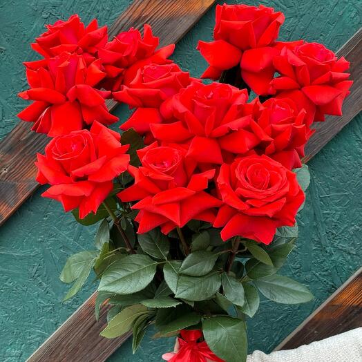 Алые розы