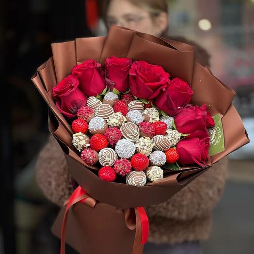 Cupido (ramo de rosas rojas 7pcs. y fresas frescas en chocolate 700 gr. 16-32 piezas con polvo de confitería )