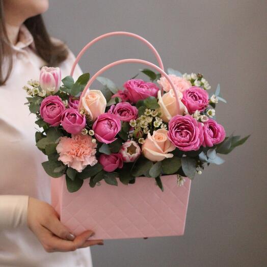 Композиция в сумочке из пионовидных роз, тюльпанов и цветущих веточек