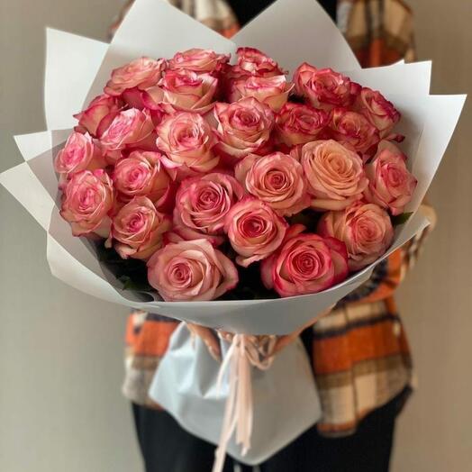 25  розовых роз в оформлении