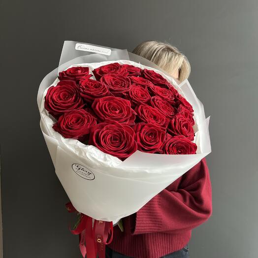 Ramo de rosas rojas en un elegante paquete