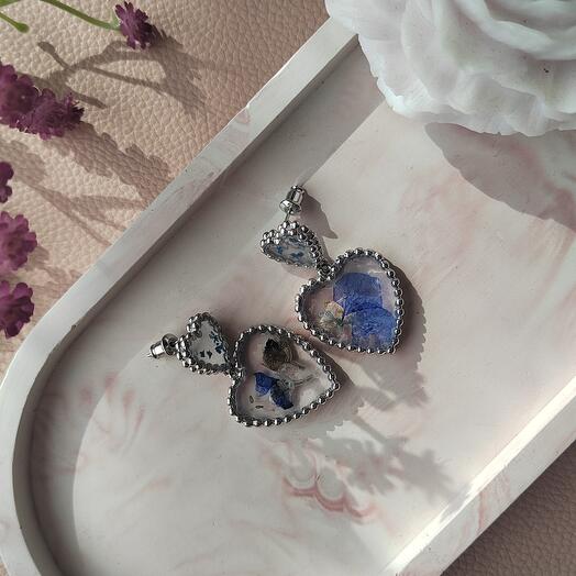 Серьги сердечки из эпоксидной смолы и сухоцветов