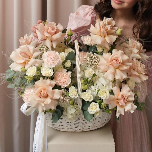 Cesta XL rosas Francesas, hortensias, eustoma blanco como la nieve y rosas de arbusto con ramitas de eucalipto