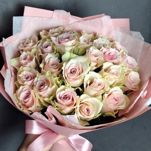 25 розовых роз