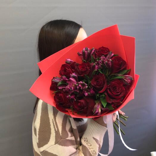 Bouquet of red roses with alstroemeria DR0150332
