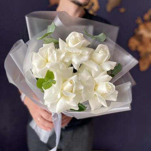 Белые французские розы с эвкалиптом в стильной упаковке