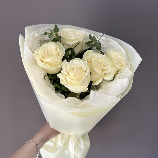 Bouquet of Mondial roses with eucalyptus