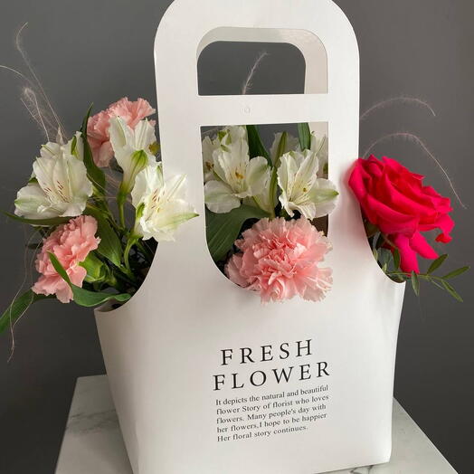 Цветы в коробке FreshFlowers