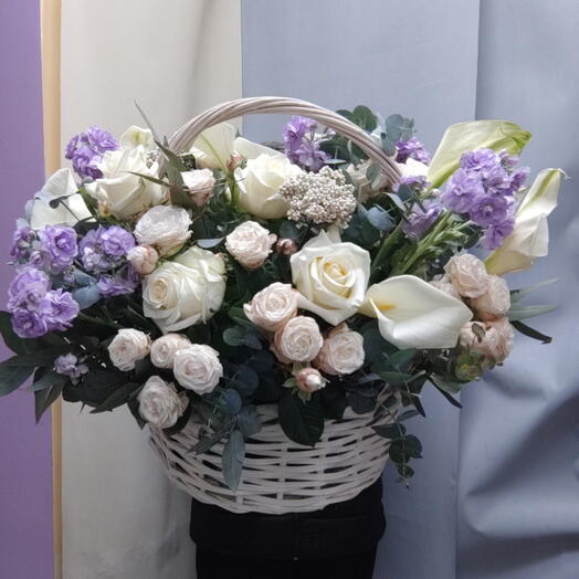 Корзина с цветами из калл, розы, кустовой розы, маттиолы, озатамнуса, эвкалипта