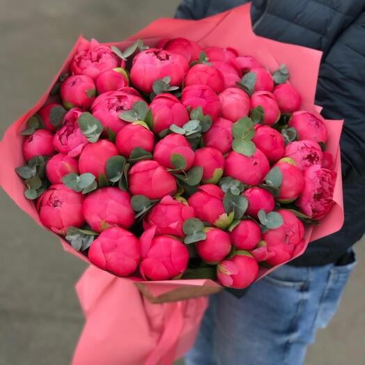 Букет коралловых пионов с зеленью