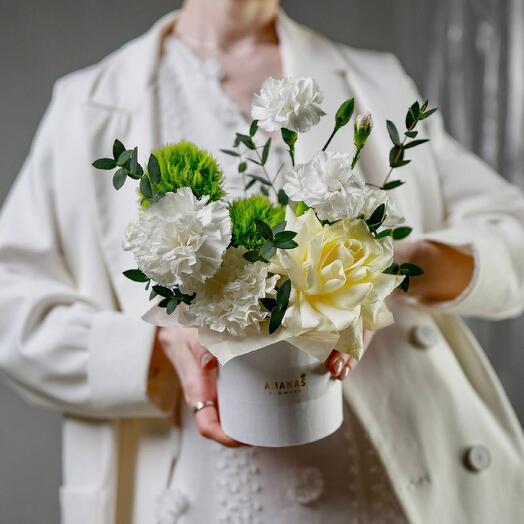 Авторская композиция в коробке с диантусами и зеленью