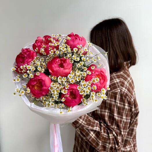 Bouquet of color-changing peonies and cute bush daisies