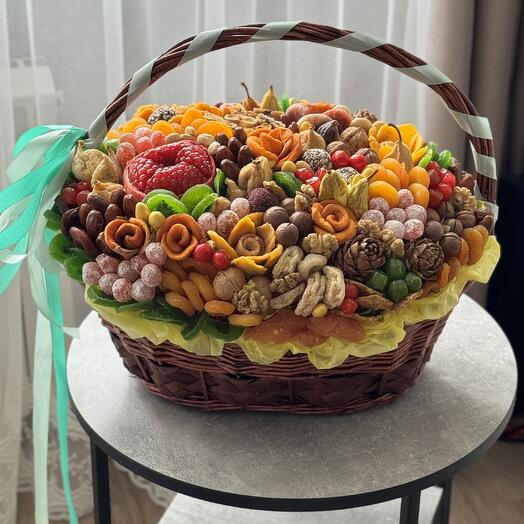 Корзина из сухофруктрв с гранатом