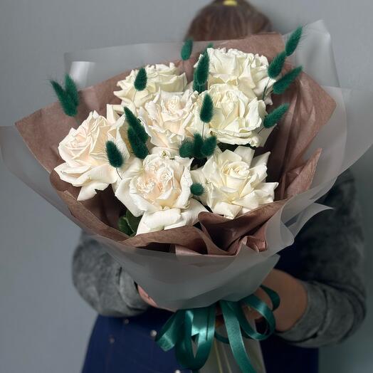 Букет из белых роз с лагурусом