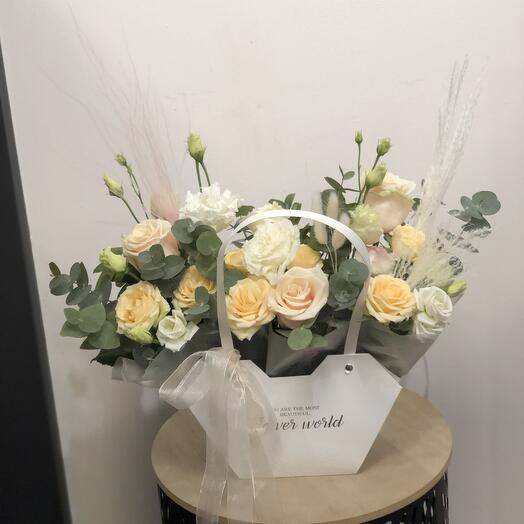Цветы в сумке «Кремовое суфле»
