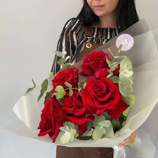 Красные французские розы в воздушном оформлении