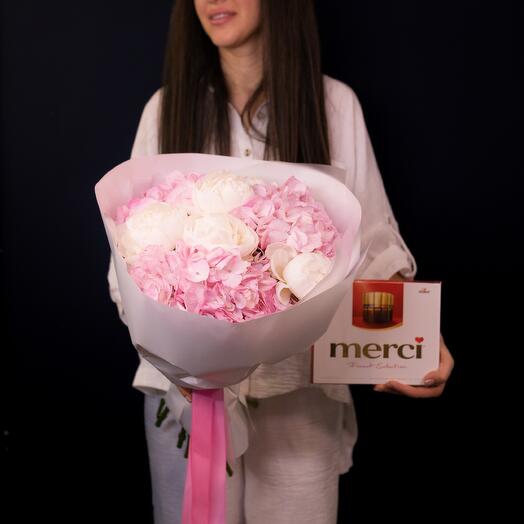 Стильный Букет: гортензия, пионы с шоколадом Merci, авторский