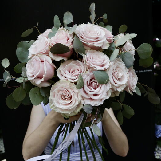 Ramo de 21 Rosas Rosadas con Eucalyptus