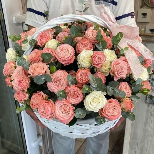 Корзина с кустовыми розами и эвкалиптом