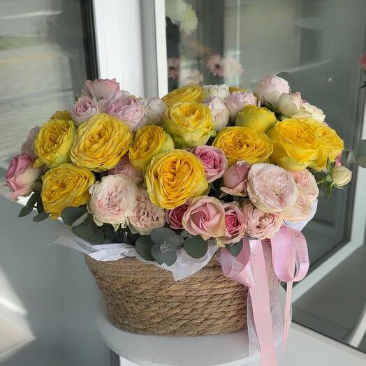 Корзина с желтыми и розовыми кустовыми пионовидными розами