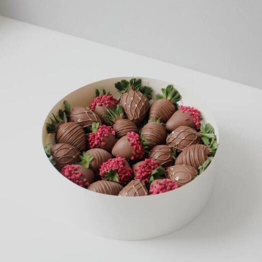 Клубника в шоколаде с малиной сублимированной в круглой коробке