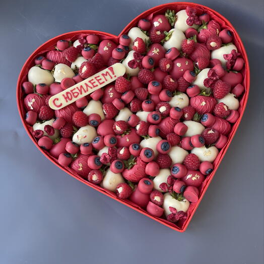 corazón rojo de fresa en chocolate con leche