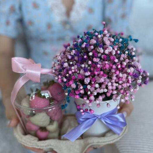 Клубника и цветы
