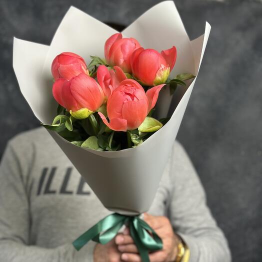 Букет из 5 коралловых пионов