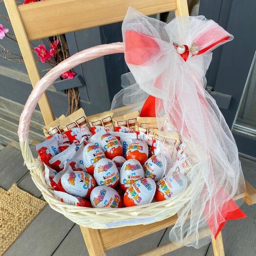 Корзина сладостей из киндер