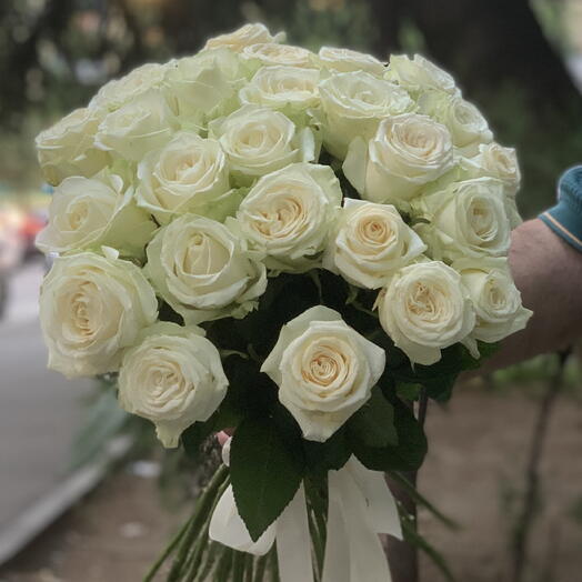 25 white roses