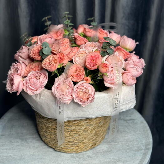 Композиция из кустовых роз премиум класса в плетеном кашпо S