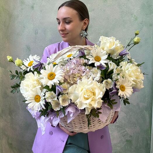 Корзина с франзузскими розами и ромашкой