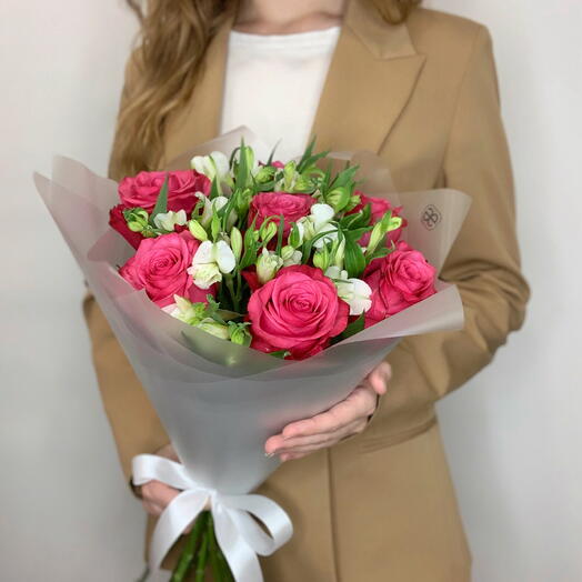 Дуобукет из роз "Лола" и белых альстромерий "Шармелия"