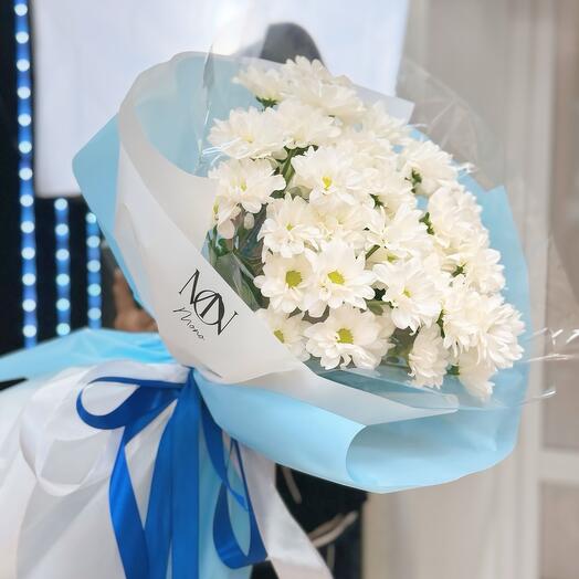 Букет из ромашек в стильном оформление