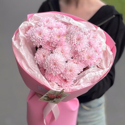 Розовый букет из хризантем