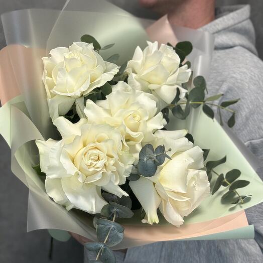 Bouquet of 5 white French Mondial roses