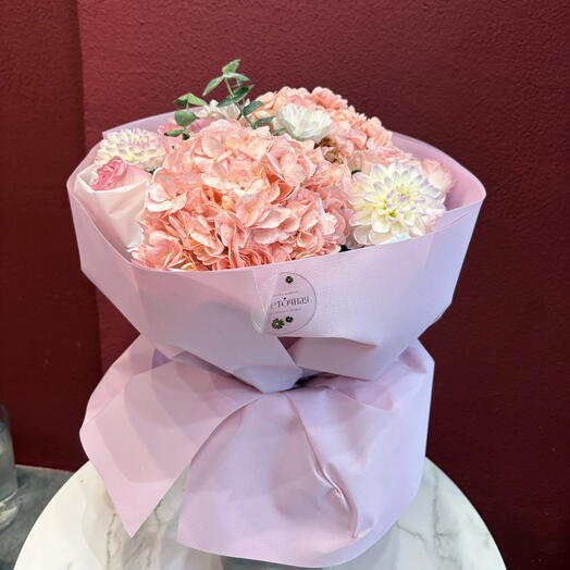 Авторский необычный нежный букет с гортензиями