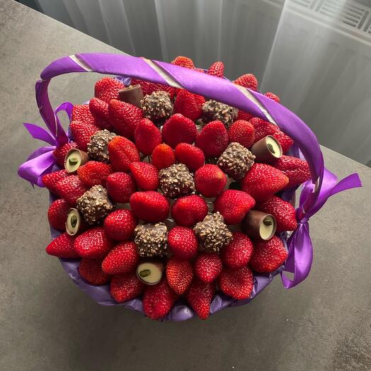 Клубника в корзине/ клубника