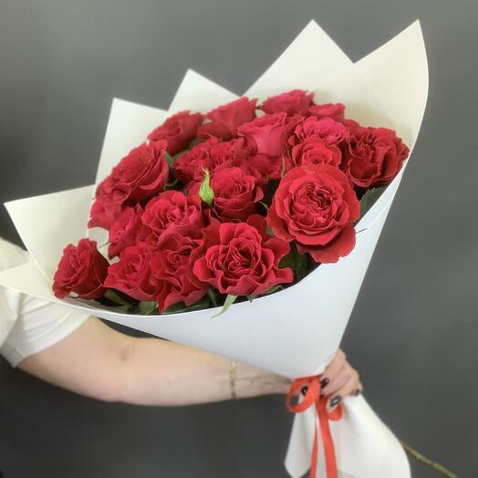 Букет из красных кустовых роз