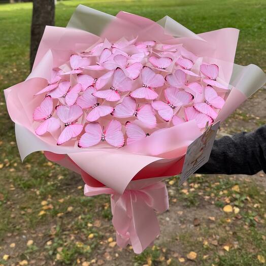 Нежно-розовый букет из бабочек